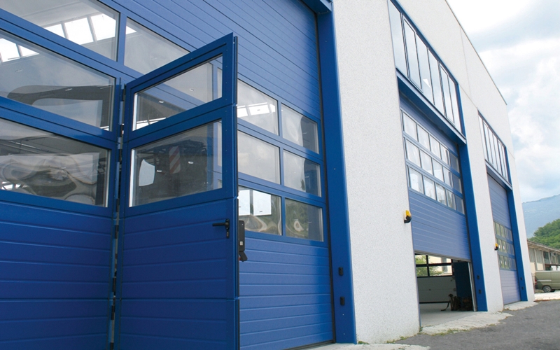 Portone sezionale industriale SECURA - Stucco blu RAL 5010 Visa porta pedonale - 01